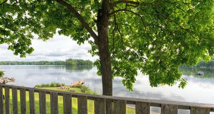 Quaint Lakeside Getaway: 2-Bedroom Cottage, Steps from the Water!