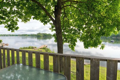 Quaint Lakeside Getaway: 2-Bedroom Cottage, Steps from the Water!