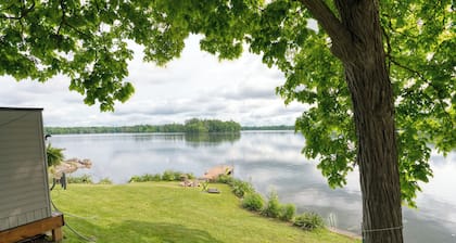 Quaint Lakeside Getaway: 2-Bedroom Cottage, Steps from the Water!