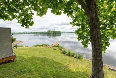 Quaint Lakeside Getaway: 2-Bedroom Cottage, Steps from the Water!
