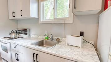 Microondas, horno y placa de cocina