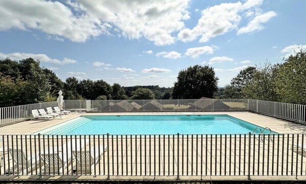 Outdoor pool, a heated pool - Gite de France 4 People (Verneuil-sur-Vienne)