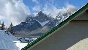 A mountain view with snow-covered peaks and a clear sky. - Banff Woods Lodge (Harvie Heights)