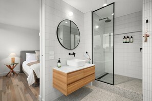 Douche, sèche-cheveux, serviettes fournies, savon