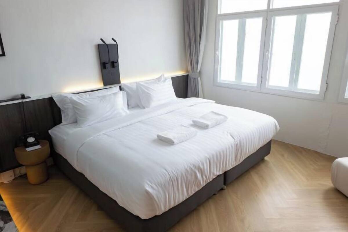 Escritorio, wifi gratis, ropa de cama