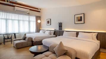 Habitación cuádruple familiar, varias camas, para no fumadores, vista a la ciudad | Escritorio, wifi gratis y ropa de cama