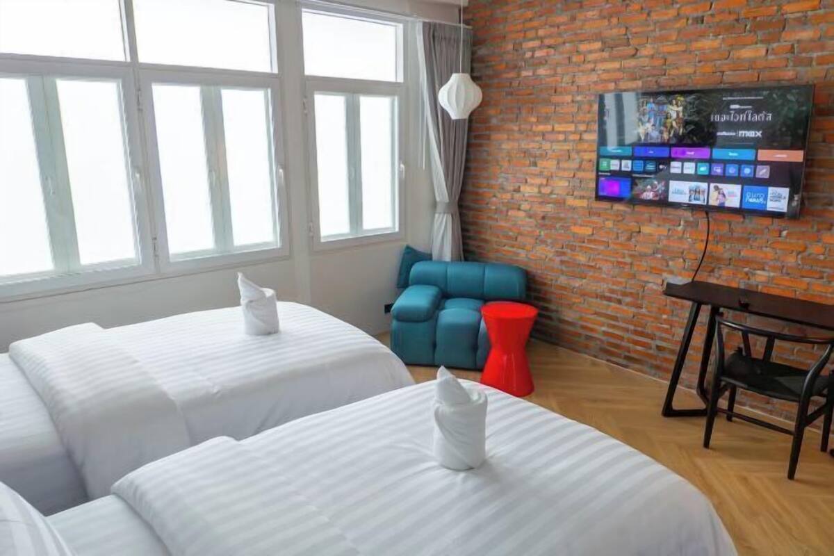Escritorio, wifi gratis, ropa de cama