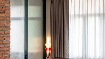 Habitación cuádruple familiar, varias camas, para no fumadores, vista a la ciudad | Escritorio, wifi gratis y ropa de cama