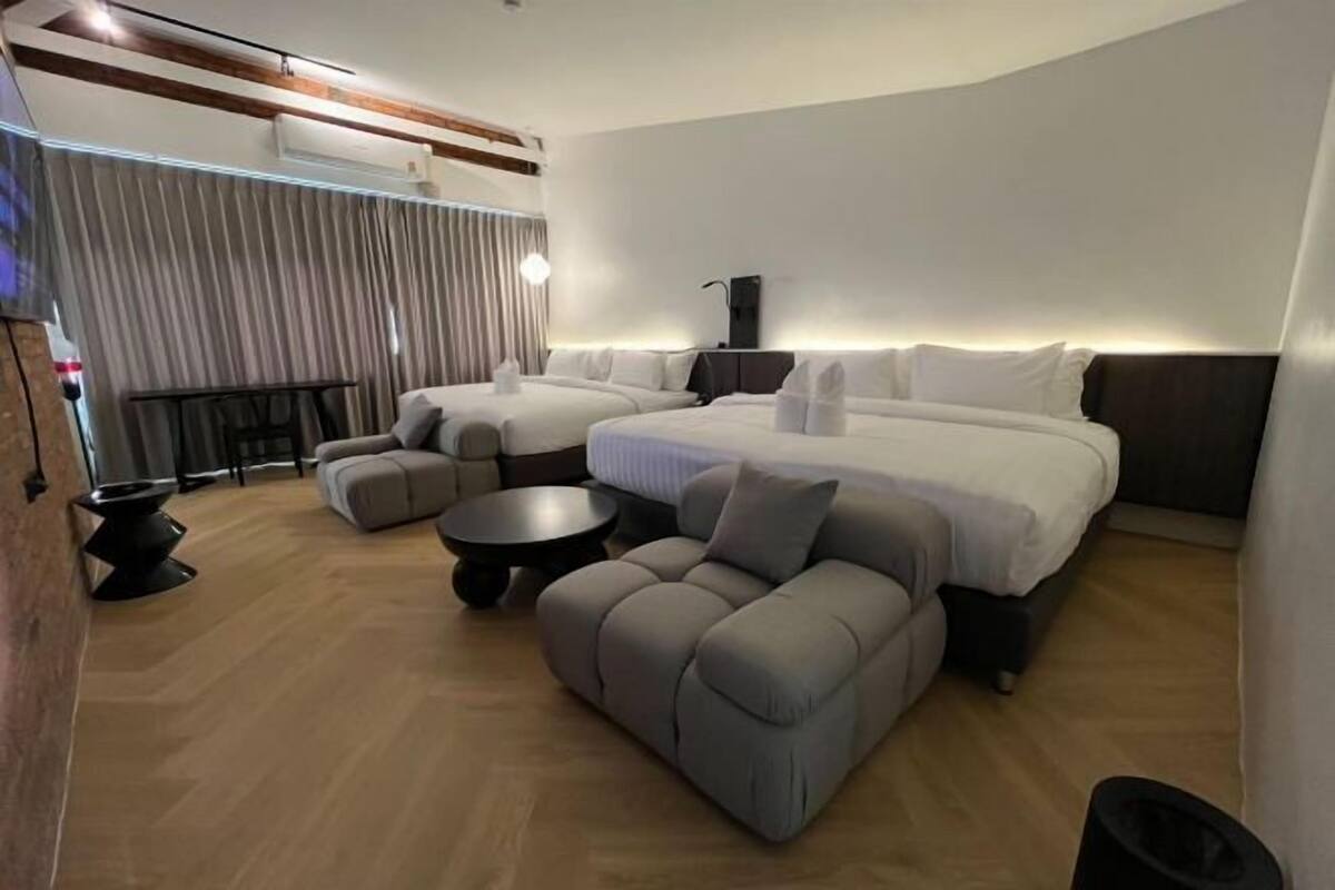Escritorio, wifi gratis, ropa de cama