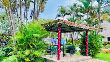 Villa, vista a la alberca | Área de sala de estar | Televisión LED de 32 pulgadas con canales por cable