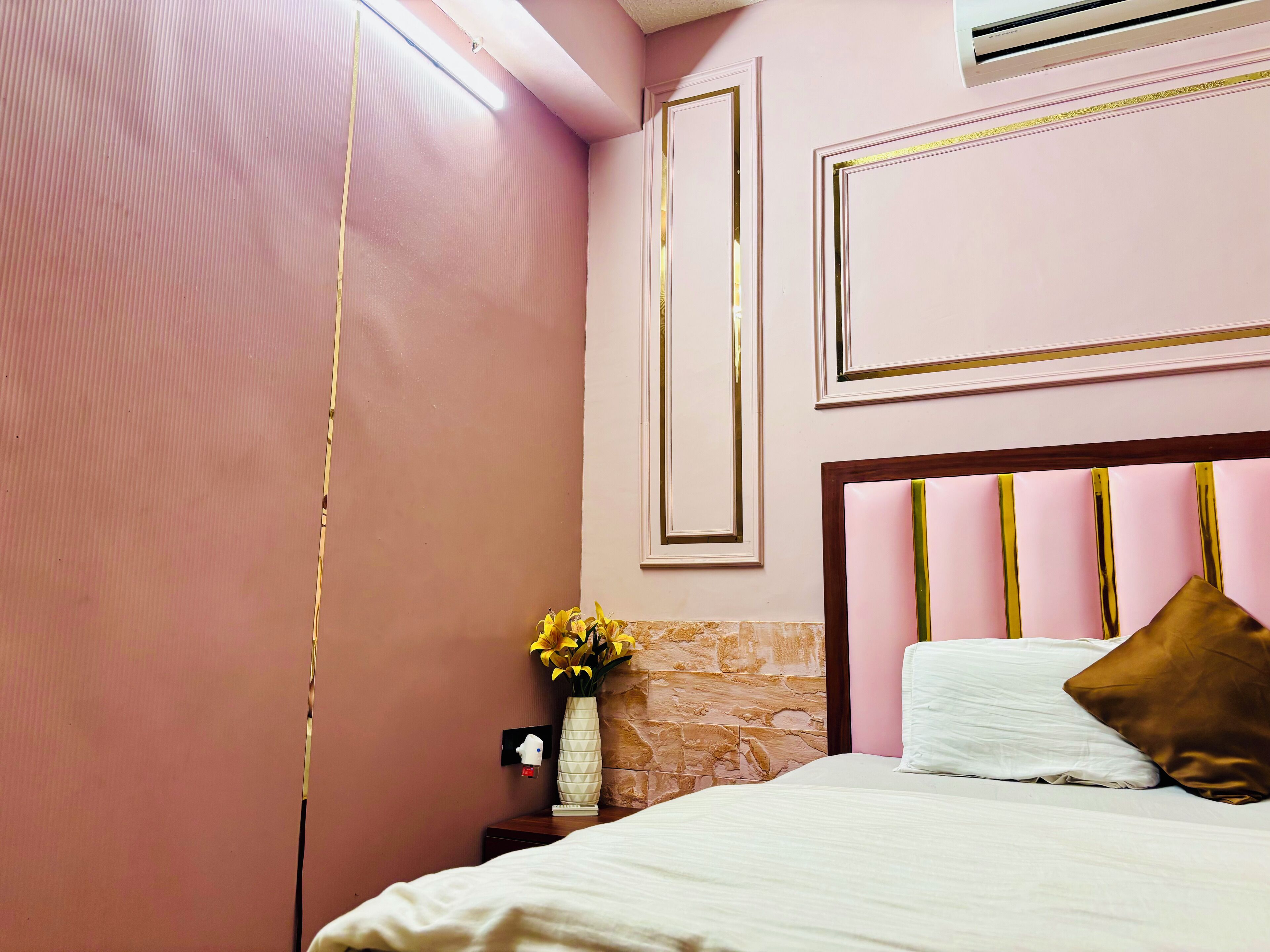 Free WiFi, bed sheets
