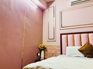 Free WiFi, bed sheets - Bailey's Castle Villa (Khandala)