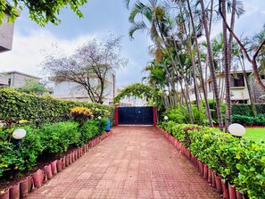 Villa, vistas a la piscina | Zona de estar | Televisión LED de 32 pulgadas con canales por cable