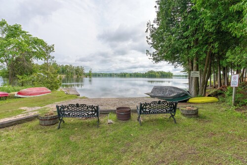 Large Cottage

Spacious 4-Bed Lake House: Room for 8, 1.5 Baths & Prime Views!