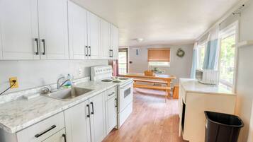 Jääkaappi, uuni, liesi, astianpesukone