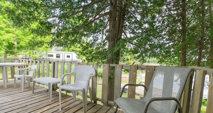Spacious 4-Bed Lake House: Room for 8, 1.5 Baths & Prime Views!
