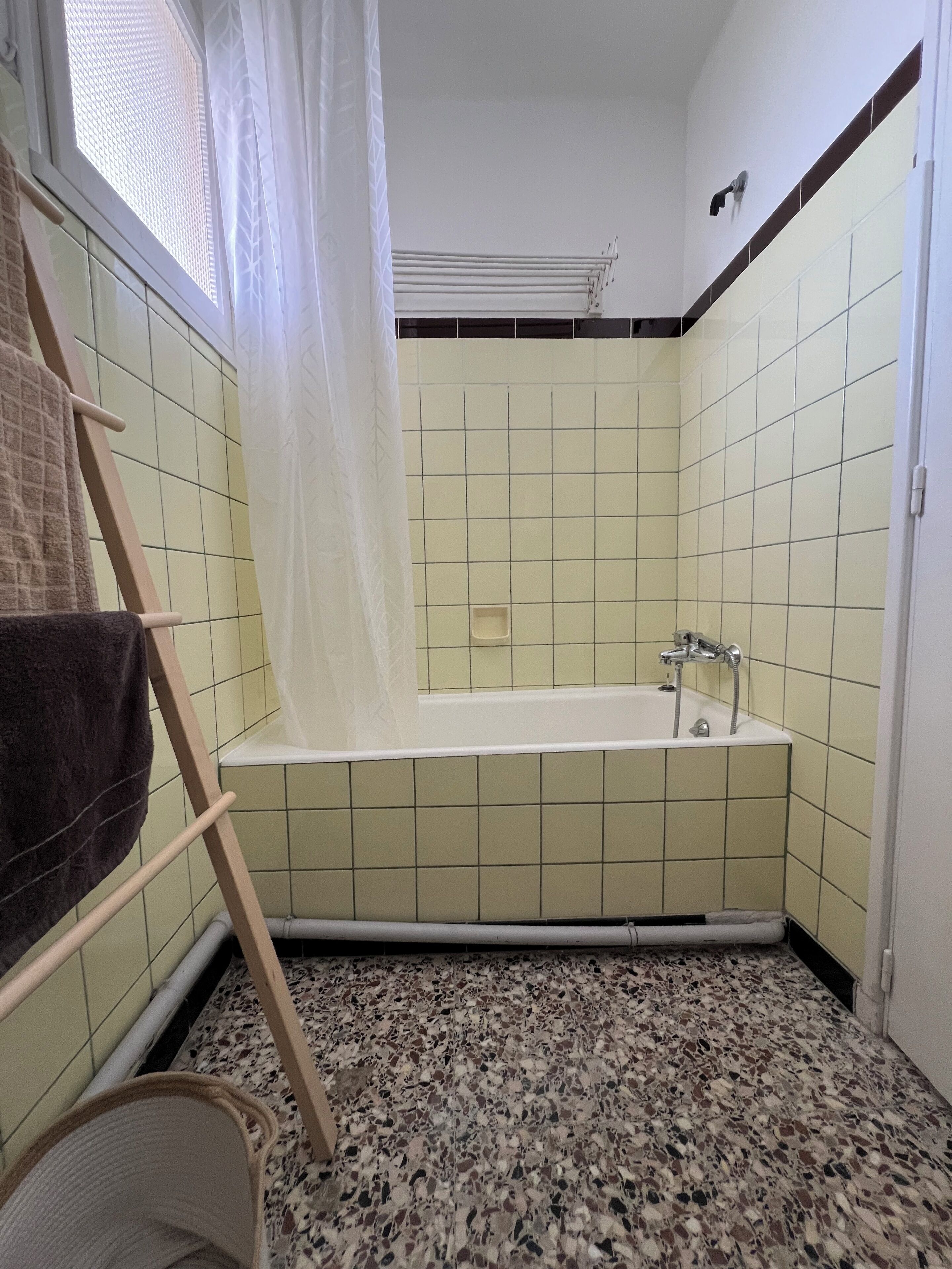 Serviettes fournies, papier toilette