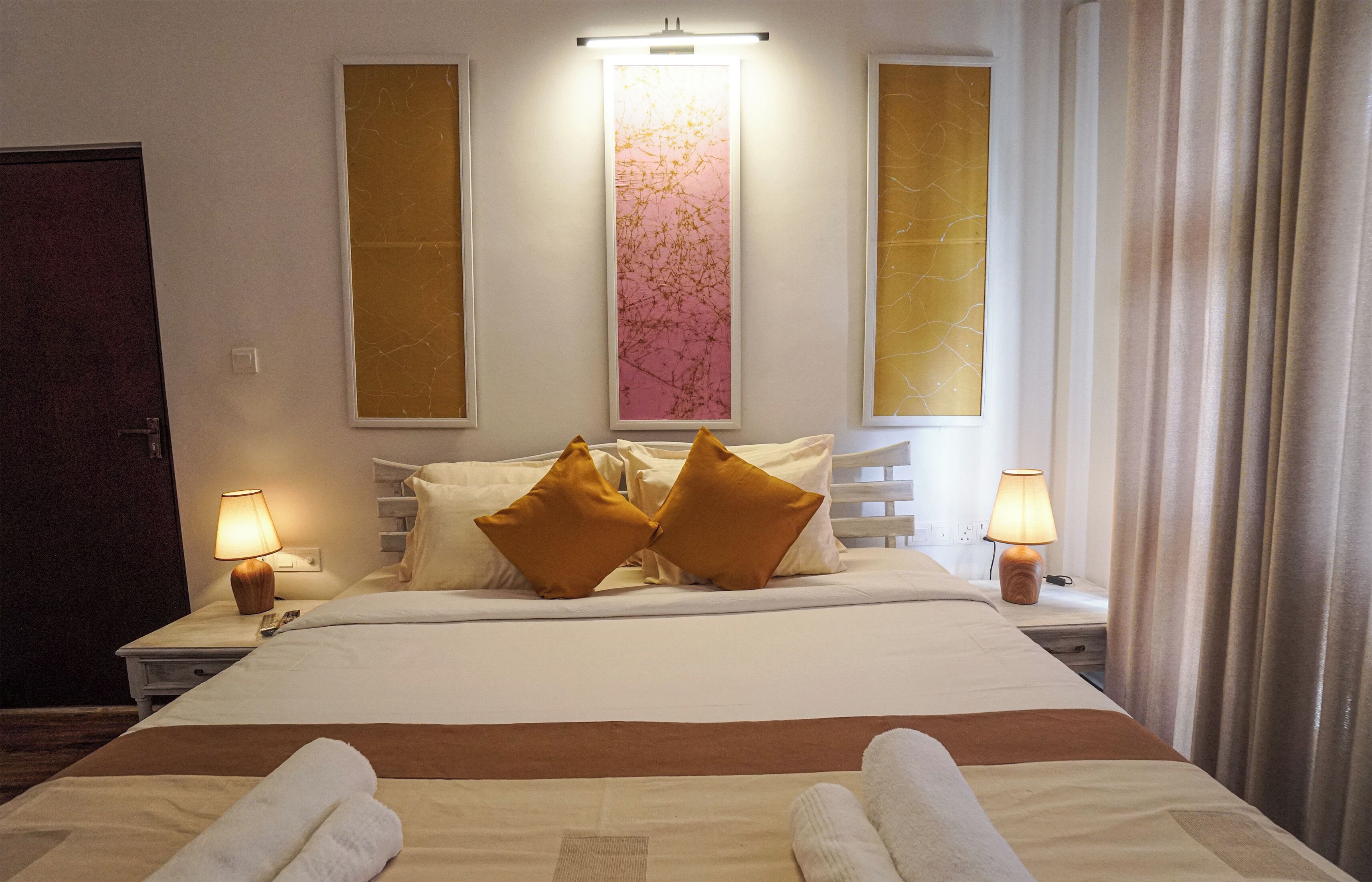 Desk, soundproofing, free WiFi