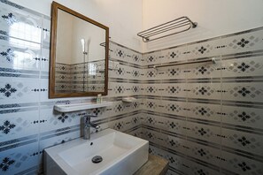 Shower, free toiletries, hair dryer, soap - Ayur Ayur White Sail Villa (Negombo)