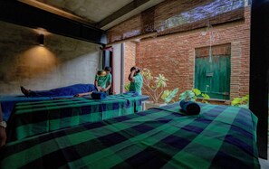 Couples treatment rooms, deep-tissue massages, body scrubs, facials - Ayur Ayur White Sail Villa (Negombo)