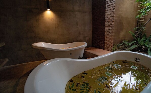 Couples treatment room(s), deep-tissue massages, body scrubs, facials - Ayur Ayur White Sail Villa (Negombo)