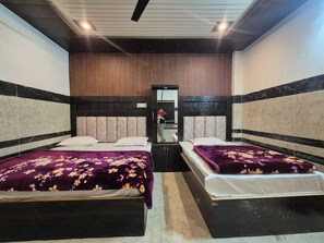 Double Room | Free WiFi, bed sheets - Radha rani seva sadan (Mathura)