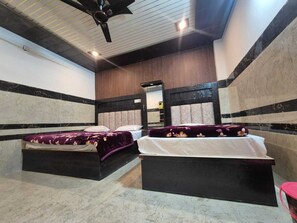 Double Room | Free WiFi, bed sheets - Radha rani seva sadan (Mathura)