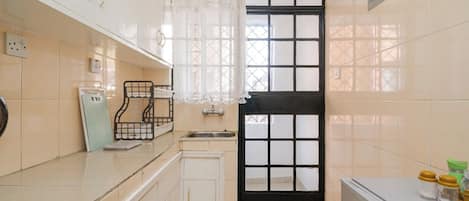 Refrigerador, microondas, utensilios de cocina