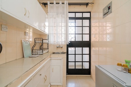 Deluxe Apartment, City View | Private kitchenette | Fridge, microwave, cookware/dishes/utensils