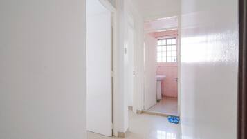 Deluxe appartement, uitzicht op stad | Badkamer | Een douche, gratis toiletartikelen, pantoffels, zeep