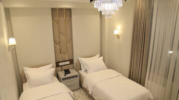 Standard Twin Room | In-room safe, desk, laptop workspace, blackout drapes