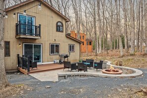 Outdoor dining - Lake Access + Pools + Sports Complex | Near Skiing & Hiking | Foxden (East Stroudsburg)
