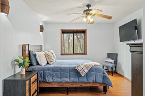 3 bedrooms, iron/ironing board, free WiFi, bed sheets - Lake Access + Pools + Sports Complex | Near Skiing & Hiking | Foxden (East Stroudsburg)