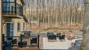 Outdoor dining - Lake Access + Pools + Sports Complex | Near Skiing & Hiking | Foxden (East Stroudsburg)