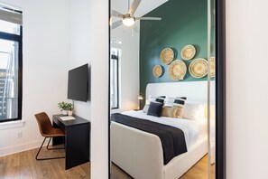 2 quartos, escrivaninha, ferros/tábuas de passar roupa