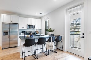 冷蔵庫、電子レンジ、オーブン、コンロ