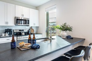 冷蔵庫、電子レンジ、オーブン、コンロ