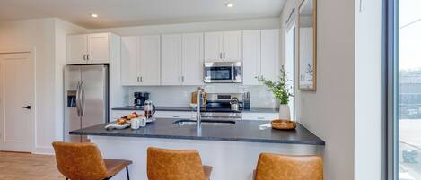 Réfrigérateur, four à micro-ondes, un four, surface de cuisson