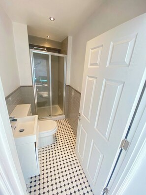 Douche, sèche-cheveux, serviettes fournies