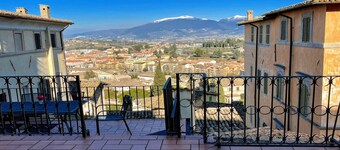 6 guests apt with terrace in pedestrian historic centre of Spoleto