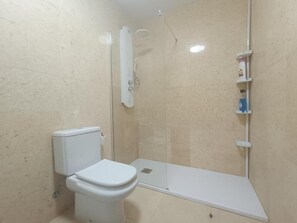 Regadera, secadora de cabello, toallas 