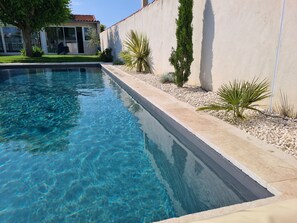 Una piscina al aire libre