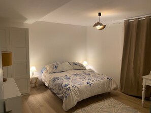 5 chambres, bureau, lit de bébé portatif, accès à Internet