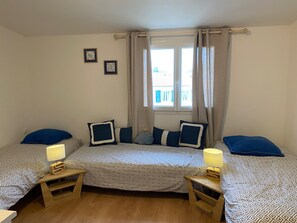 5 عدّة غرف نوم ومكتب وسرير سفر وخدمة الإنترنت