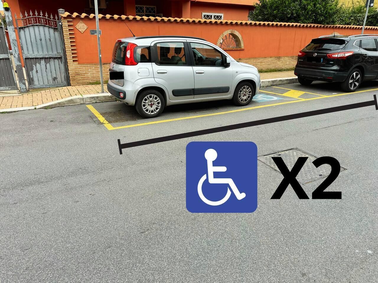 Ein Stellplatz mit Rollstuhlsymbol und Kennzeichnung für zwei Parkfelder.