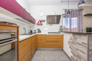 Frigorifero, microonde, forno, piano cottura