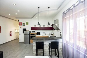 冰箱、微波炉、烤箱、炉灶