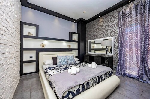 Fly and Swin, Glamour house