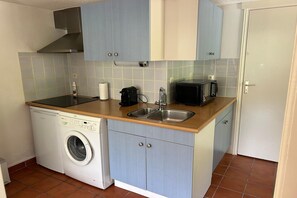 Fridge, oven, stovetop, coffee/tea maker