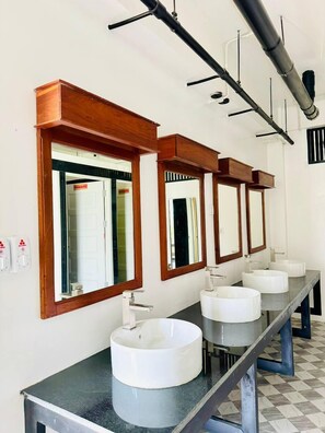 Dormitório compartilhado básico | Banheiro